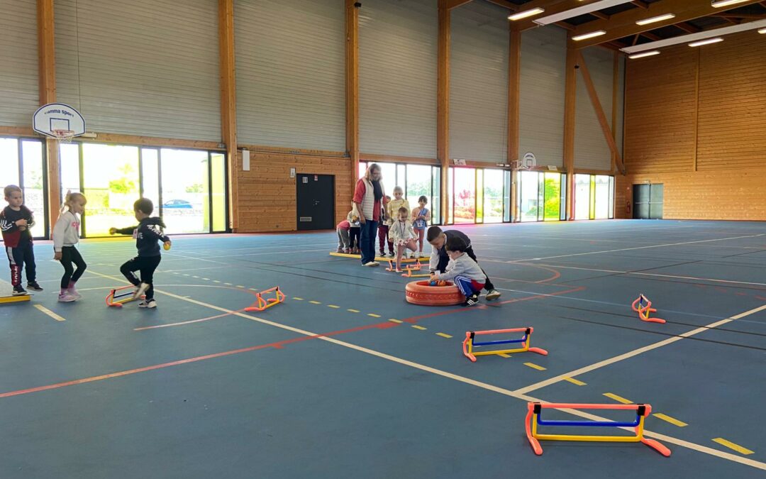 Rencontre sportive en maternelle